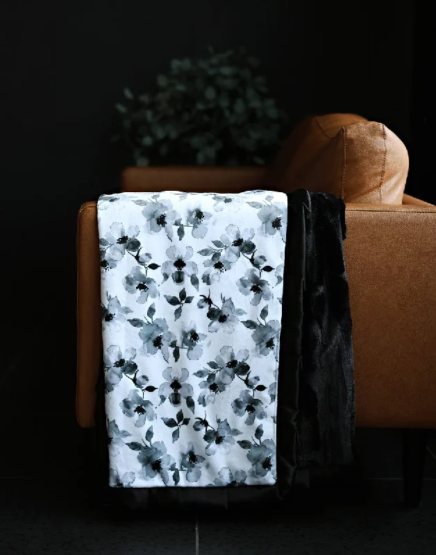 - ​​Pet toys under    yuanWinter Floral Black Blanket